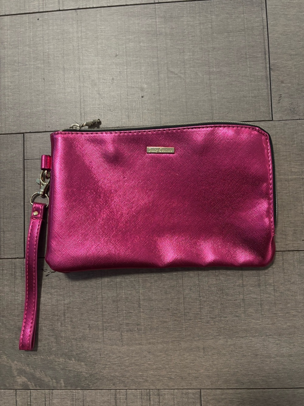 πΊ5/$25πΊJuicy Couture Metallic Hot Pink Wristlet Clutch